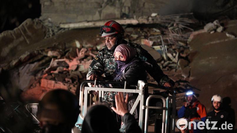 Eine Frau, die nach einem israelischen Luftangriff aus einem zerstörten Gebäude in Beirut gerettet wird. Bild: Emilio Morenatti/AP/dpa