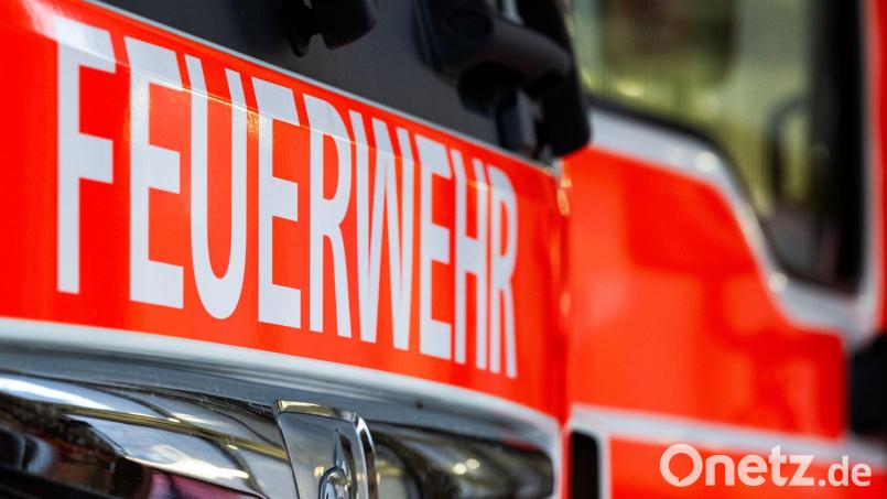 Feuerwehrleute konnten die Flammen löschen. Symbolbild: Soeren Stache/dpa