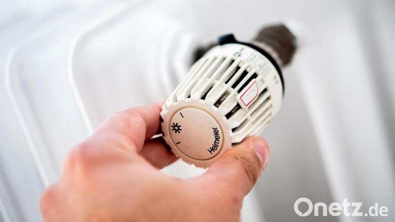 Wer im Alltag beziehungsweise im eigenen Haushalt Energie sparen möchte, sollte bewusst mit Strom und Heizung umgehen. Die optimale Raumtemperatur liegt beispielsweise im Wohnzimmer bei etwa 20 bis 21 Grad. Symbolbild: Hauke-Christian Dittrich/dpa