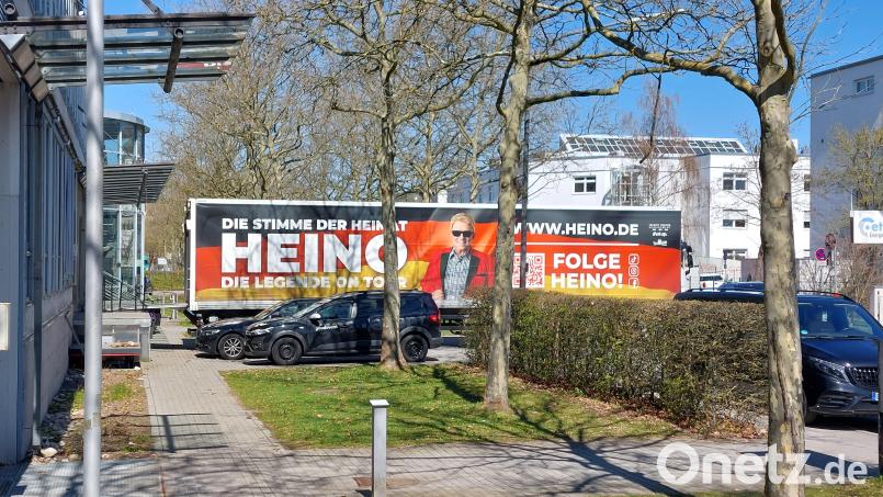 Der Heino-Truck in den Deutschlandfarben vor dem Hintereingang der Max-Reger-Halle. Bild: Kunz