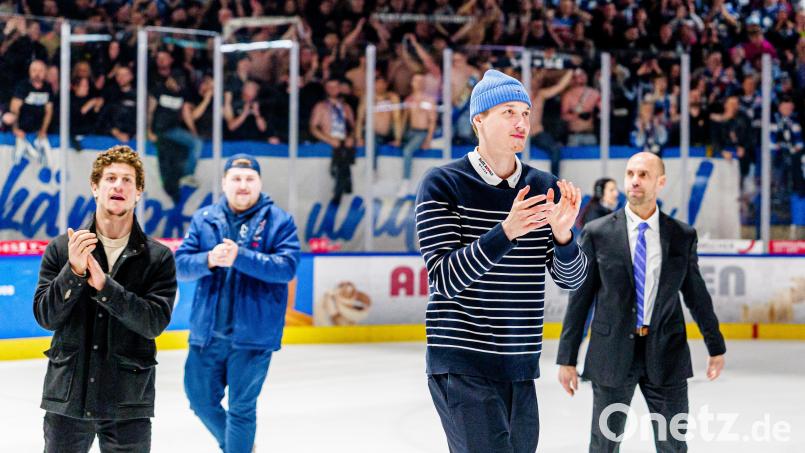 Felix Noack (Zweiter von rechts) soll vor einem Wechsel zu den Adler Mannheim stehen. Bild: Elke Englmaier