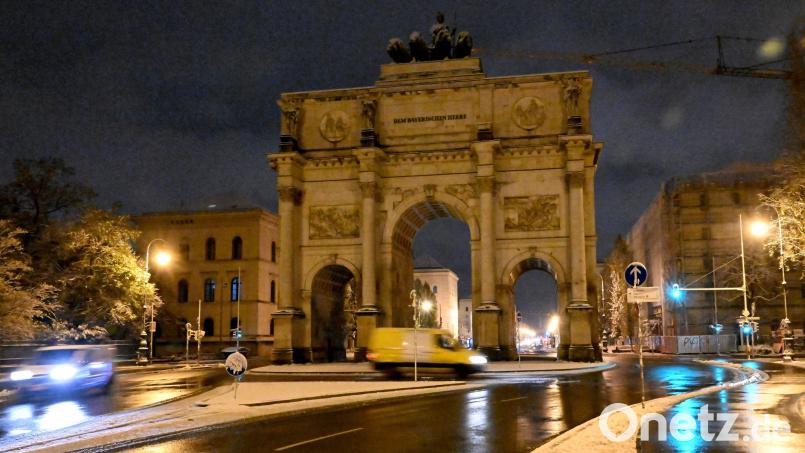 Im Bundestagswahlkampf 2025 machten die Grünen am Münchner Siegestor Werbung für ihren Kanzlerkandidaten Robert Habeck. Die Aktion war von der Stadt nicht genehmigt und hat ein Bußgeld zur Folge. (Archivbild) Bild: Felix Hörhager/dpa