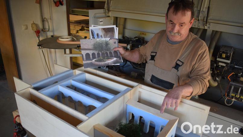 Das Modell zeigt, wie der Kultursaal gestaltet werden soll. Der Rundgang wird als Kirchenanlage Tabgha – dort fand das Wunder der Brotvermehrung statt – aufgebaut. Bild: szl