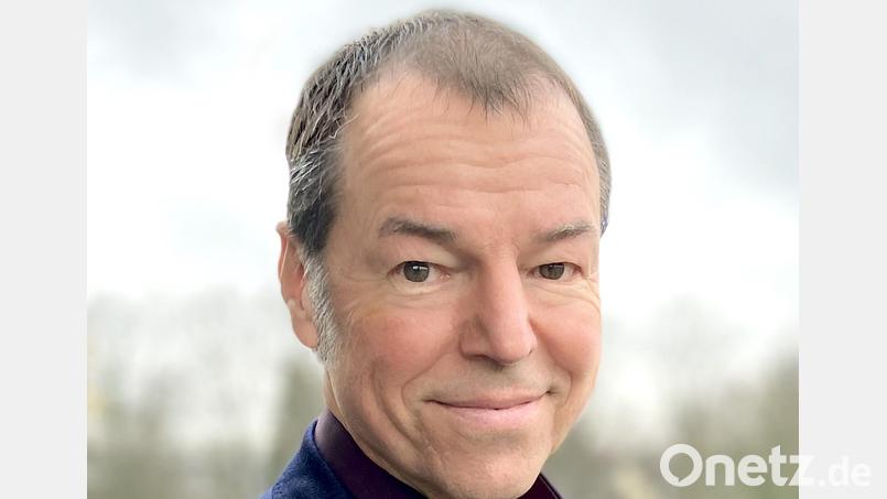 Horst Eckert, gebürtiger Weidener, stellt seinen neuesten Thriller „Die Praktikantin“ in der Buchhandlung Volkert vor. Bild: Horst Eckert/exb