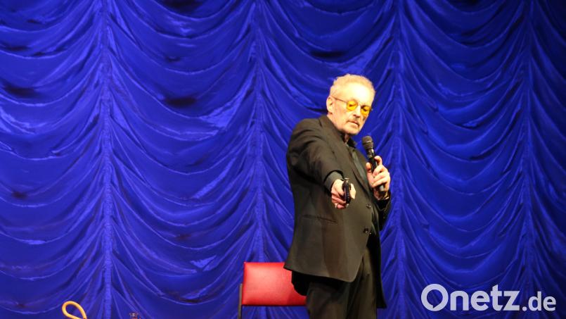 Josef Hader richtet eine Pistole auf sein Publikum. Bei "Hader on Ice" kann es schon mal deftig werden. Doch die Waffe spritzt nur Wasser. Bild: sne