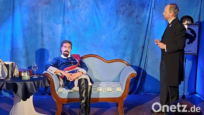 Nach gegenseitigen Vorwürfen kommen sich der König (Sebastian Schlagenhaufer) und sein Nervenarzt (Ramon Bessel) näher und entdecken sogar Gemeinsamkeiten. Archivbild: lg