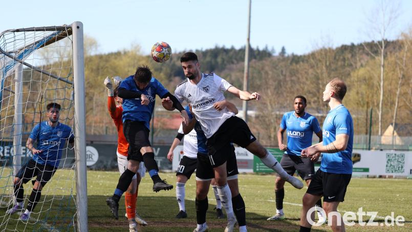 Markus Zitzmann (weiß) brachte den SV Waldau gegen den SV Altenstadt/Waldnaab bereits früh in Führung. Bild: Dieter Jäschke