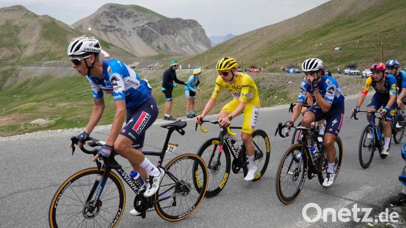 Der Spanier Mikel Landa (3. v. l.) bei der Tour de France 2024 neben Rad-Star Tadej Pogacar. Archivbild: Jerome Delay/AP/dpa