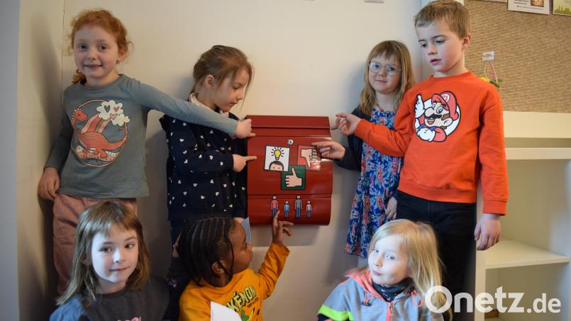 Gemeinsam mit Kinderhaus-Leiterin überlegten die Vertreter des Kinderparlaments, wie Beschwerden am besten abgegeben und gesammelt werden könnten. Jetzt gibt es dafür einen roten Postkasten. Bild: szl