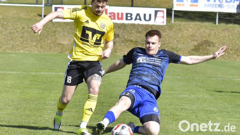 Für Tim Weisenberger (links) und den SV Hahnbach zählt gegen den FC Wernberg nur ein Sieg, um an Primus FC Amberg dran zu bleiben. Bild: Hubert Ziegler