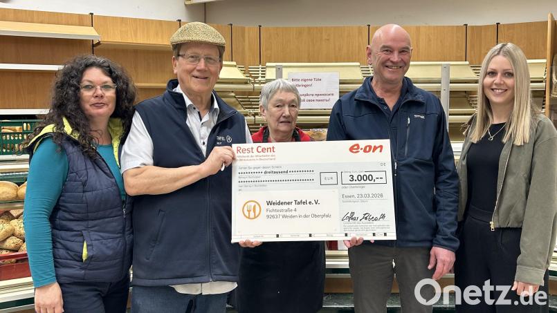 Julia Stöhr und Lothar Haberzeth (von rechts) vom Bayernwerk überreichten den symbolischen Spendenscheck an Renate Dobmeier, Rainer Sindersberger und Diana Herrmann. Bild: L. Haberzeth
