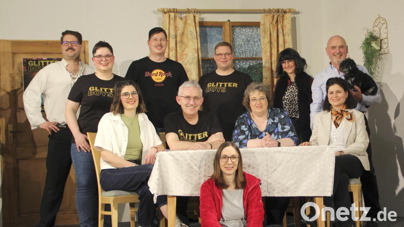 Die Laienspielgruppe Niedermurach mit Matthias Matzke, Franziska Meier, Christian Raiml, Thomas Müller, Christine Süß, Alfons Wittman (stehend, von links), Amelie Lösch, Bernhard Bierler, Martina Fronhofer, Angela Mehler-Wittmann (am Tisch, von links) und „Theaterflüsterin“ (Souffleuse) Sandra Urban (vorne) verspricht den Besuchern einen heiteren Abend voller Lebensfreude. Bild: Josef Böhm