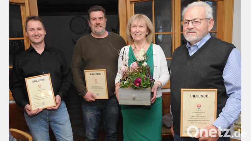 Im Birgländer Gemeinderat wurden Reinhard Kohl, Alexander Schötz (von links) und Erhard Nitzbon (rechts) verabschiedet. Auch Bürgermeisterin Brigitte Bachmann-Mühlinghaus wird bei der nächsten Sitzung nicht mehr im Amt sein, sitzt aber weiterhin noch im Gemeinderat. Bild: ge