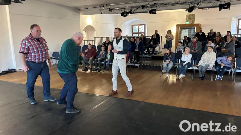 Mit einer kleinen Probe machen die Darsteller Gerhard Wölfel (links) und Gerhard Kühner (Mitte) Lust auf mehr. Stadtbühnen-Vorsitzender Johannes Pausch (rechts) leitet die Proben. Beim Kultursommer 2026 präsentiert die Stadtbühne Vohenstrauß das Volksstück "Der Geisterbräu" und das Kinderstück "Rapunzel". Bild: ck