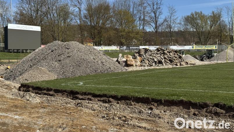 Die Umbauarbeiten der Tartanbahn am Schanzl zwingen den FC Amberg zu einem Platzwechsel. Bild: ama