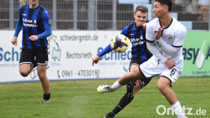 Mentalitätsmonster: Niklas Lang (Mitte) sorgte vergangenes Wochenende für den Siegtreffer. Im Oberpfalz-Derby gegen Cham soll der vorzeitige Klassenerhalt gesichert werden. Archivbild: Gerhard Büttner