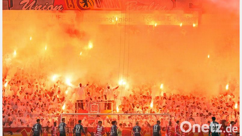 Diese Pyroshow wird für Union Berlin teuer. (Archivbild) Bild: Soeren Stache/dpa