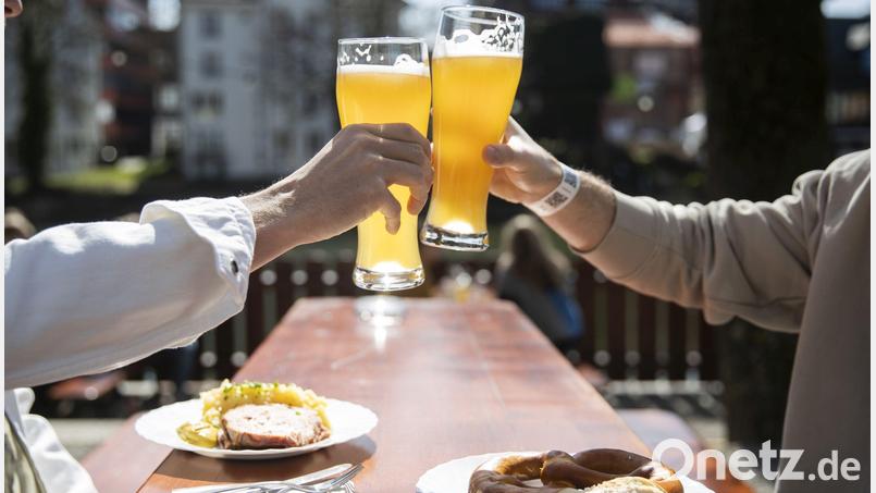 Das bayerische Recht unterscheidet zwischen Biergärten und Außengastronomie. Biergärten zeichnen sich unter anderem dadurch aus, dass Gäste ihre Brotzeit selbst mitbringen dürfen. Nur dann gilt unter bestimmten Umständen eine erweiterte Öffnungszeit. Symbolbild: Tom Weller/dpa