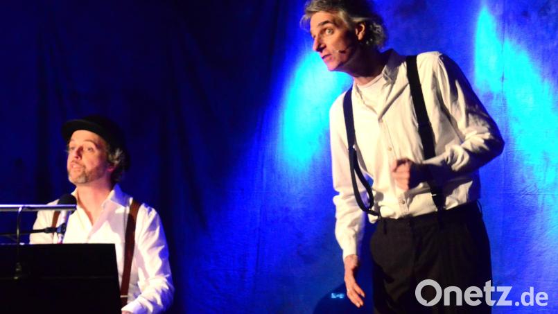 Mit ihrem Programm "Operation Heil Kräuter!" nahmen Sebastian Schlagenhaufer und Ramon Bessel das Publikum mit auf eine ebenso unterhaltsame wie nachdenkliche Zeitreise in die 1930er- und 40er-Jahre. Bild: Kunz