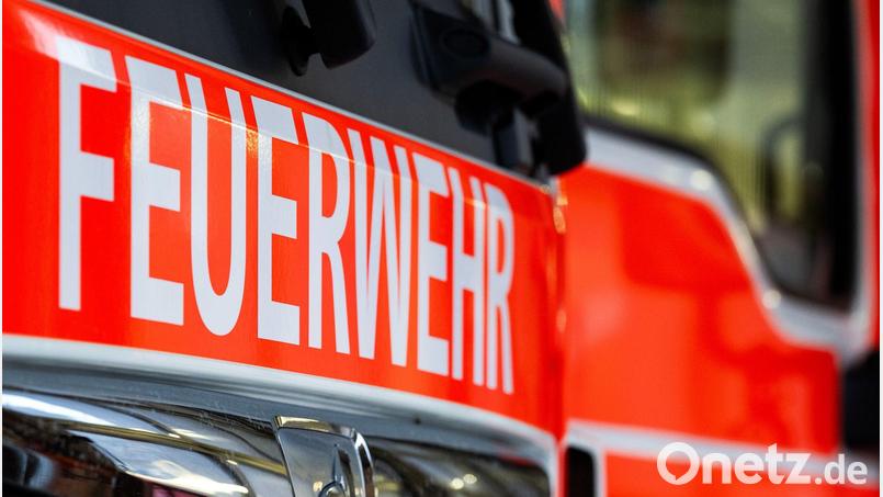 Feuerwehrleute wurden zu einer Geburt in einem Auto auf dem Standstreifen der Autobahn gerufen. (Symbolbild) Bild: Soeren Stache/dpa