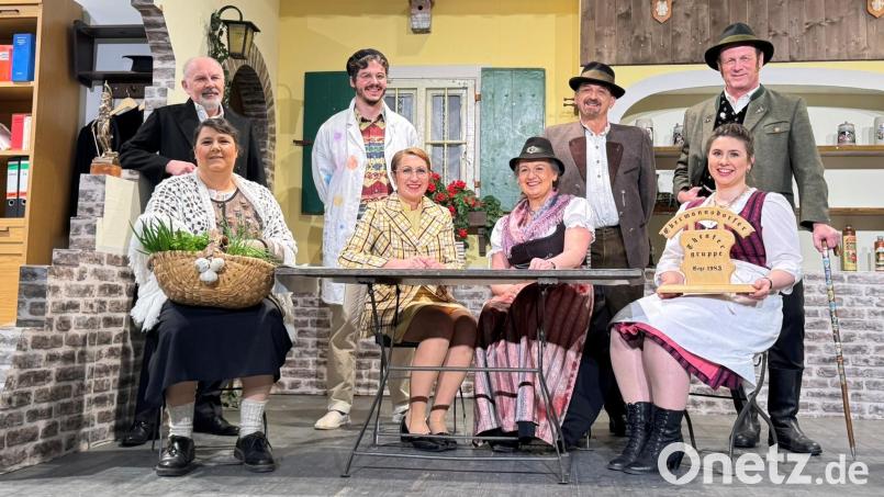 Das Ensemble des Stücks „Umdraaht“ der Theatergruppe Ebermannsdorf nach der gelungenen Premiere. Bild: Franziska Liebl