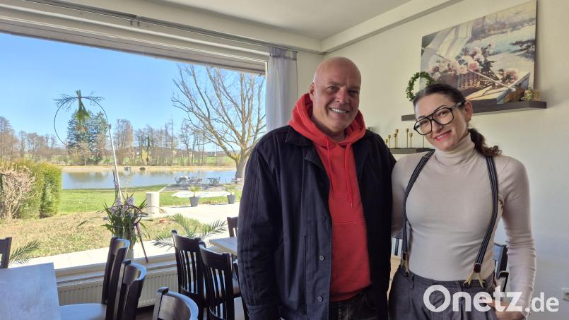 Veronika und Christian Hartwig bewirtschaften seit Anfang April 2026 die Gaststätte im Schätzlerbad. Bild: Lowak