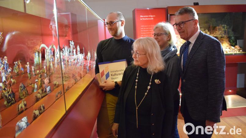Groß ist die Freude bei den Krippenfreunden Tirschenreuth über die Aufnahme der örtlichen Krippentradition in die Bayerische Liste des Immateriellen Kulturerbes. Im Bild (von links) Peter Stahl-Grüneich, Zweiter Vorsitzender der Krippenfreunde, Marianne Stangl, Vorsitzende der Krippenfreunde, Ronja Storch vom Museumsquartier und Bürgermeister Franz Stahl (von links). Bild: szl