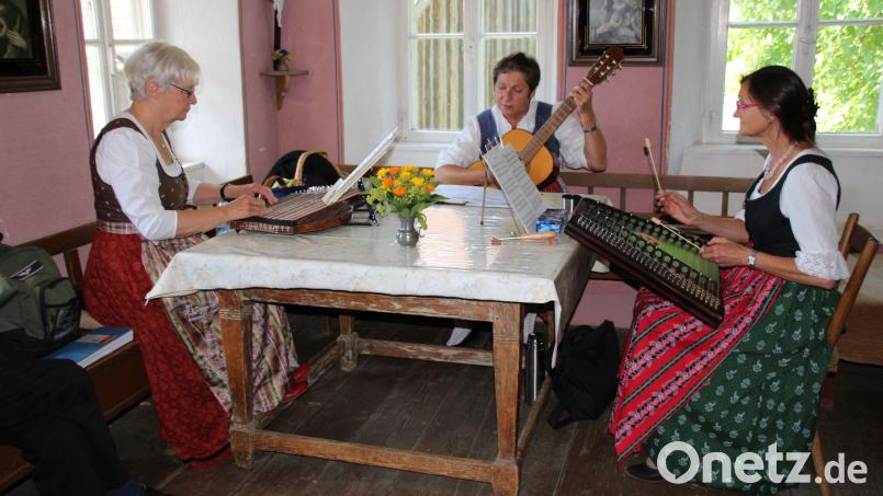 Beim Zithertag wird in den historischen Gebäuden des Freilandmuseums Oberpfalz musiziert. Bild: Felix Schäffer/Freilandmuseum Oberpfalz