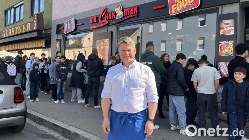 Benjamin Zeitler löste am Donnerstag ein Wahlversprechen ein: einen ganzen Tag lang Döner für drei Euro. Bild: Noah Wegmüller-Kocher