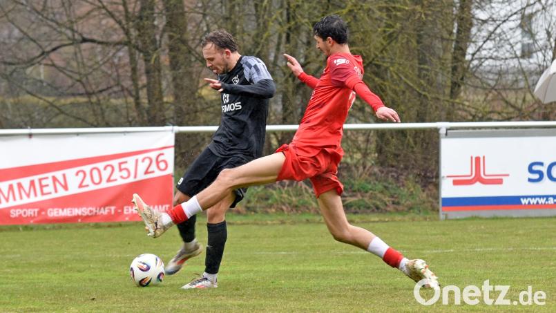 Der TSV Waldershof empfängt am Samstag die SpVgg Saalestadt. Das Bild zeigt eine Szene mit Michael Gehlert (rotes Trikot) im Heimspiel gegen den SV Mistelgau (0:1). Bild: Gebert