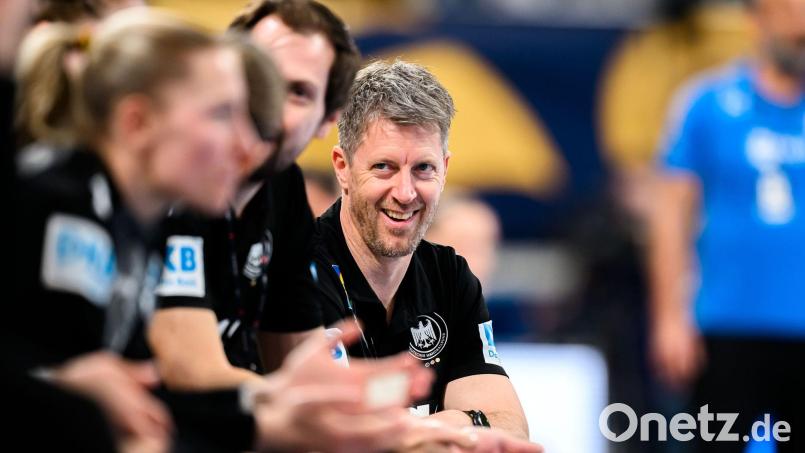 Markus Gaugisch hat mit den deutschen Handballerinnen eine gute Entwicklung hingelegt. (Archivbild) Bild: Marco Wolf/dpa
