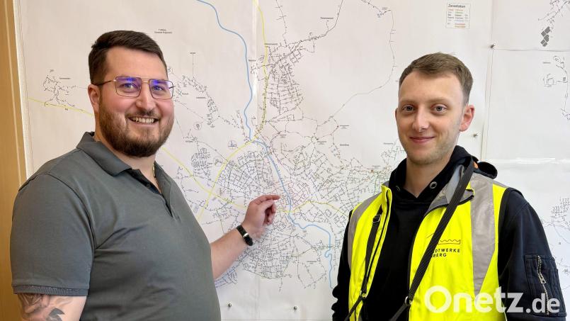Rund 280 Kilometer Wasserrohrnetz müssen in Amberg überprüft werden. Stadtwerke-Netzmeister Philipp Neidl (links) zeigt den Plan, sein Teamkollege Leon Freller das wichtige Handwerkszeug, den „Korrelator“. Bild: Karoline Gajeck-Scheuck