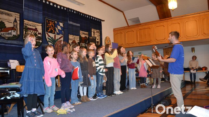 Der Schulchor unter der Leitung von Musikschulleiter Benedikt Scheidler stimmte die Zuhörer auf das Frühjahrskonzert ein. Bild: gi