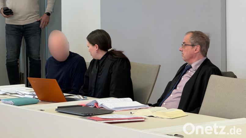 Der angeklagte Arzt unterhält sich am Mittwoch mit seiner Wahlverteidigerin Mayumi Weinmann. Pflichtverteidiger Helmut Miek (rechts) legt sein Mandat aus privaten Gründen nieder. Bild: Hohlheimer