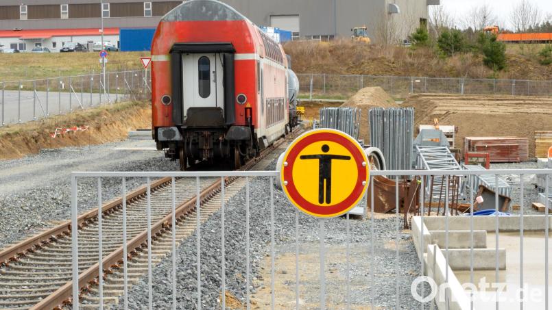 Früher war der rote DB-Regionalexpress auf dem Schienennetz in ganz Deutschland unterwegs. Heute steht er auf dem Übungsgelände des Bayerischen Zentrums für besondere Einsatzlagen im Gewerbegebiet Neuhaus. Bild: Franka Eichl