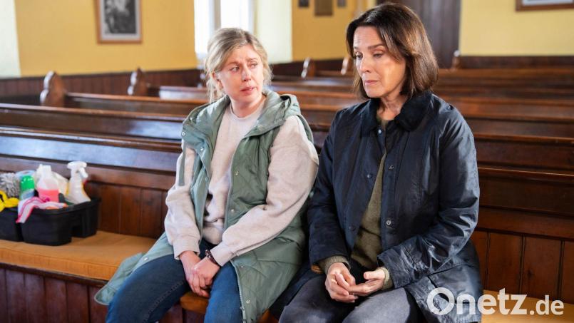 Cathrin Blake (Désirée Nosbusch, rechts) trauert mit Claire Hayes (Lesley Conroy), deren Tochter ermordet wurde. Bild: Matthias Tiefenbacher/ARD Degeto/dpa