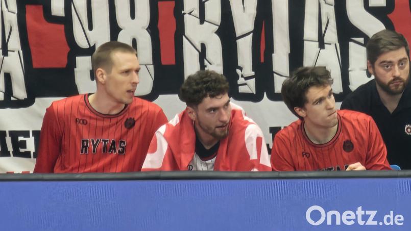 Zwischenzeitliche Atempause: Kay Bruhnke (Mitte) fiebert auch auf der Bank mit seinen Teamkollegen mit. Bild: Tobias Schwarzmeier