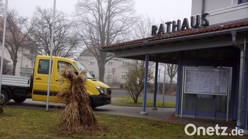 Hinter dem Immenreuther Rathaus ist das Pfarrheim sichtbar. Es wird zu den Immobilien gehören, die von der katholischen Kirche aufgegeben und der Gemeinde zum Erwerb angeboten werden. Bild: Bernhard Kreuzer