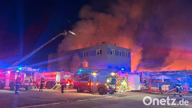 Das Bild zeigt das brennende Unternehmen in Pradubice. Nun sitzt eine junge Frau aus dem Kreis Tachov wegen dem Anschlag in U-Haft. Bild: Polizei der Tschechischen Republik