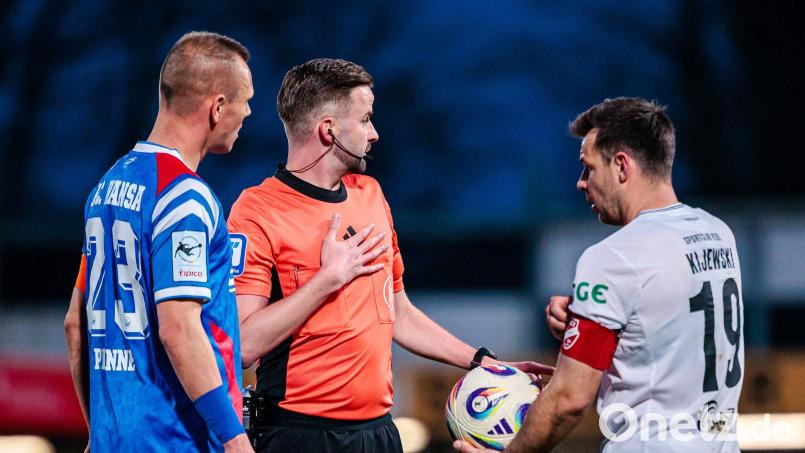 Das Spiel zwischen dem SC Verl und Hansa Rostock stand kurz vor dem Abbruch. Bild: Jan Rollinger/Eibner-Pressefoto/dpa