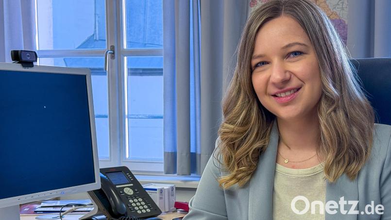 Hat auf dem Stuhl von Harald Mizler Platz genommen: Rechtsrätin Franziska Rebhan ist die neue Leiterin des Haupt- und Rechtsreferats der Stadt Sulzbach-Rosenberg. Bild: Stephan Huber