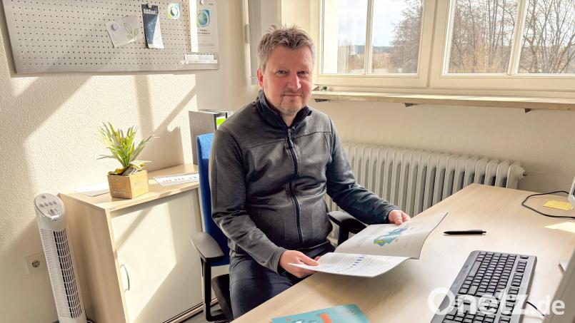 Der Bildungsmonitorer des Landkreises Tirschenreuth Dr. Wolfgang Heß, der den Fachkräftereport 2026 zusammen mit dem Bildungsbüro des Landkreises erarbeitet hat, stellt den Bericht vor. Bild: Dominik Göhl - Landratsamt Tirschenreuth