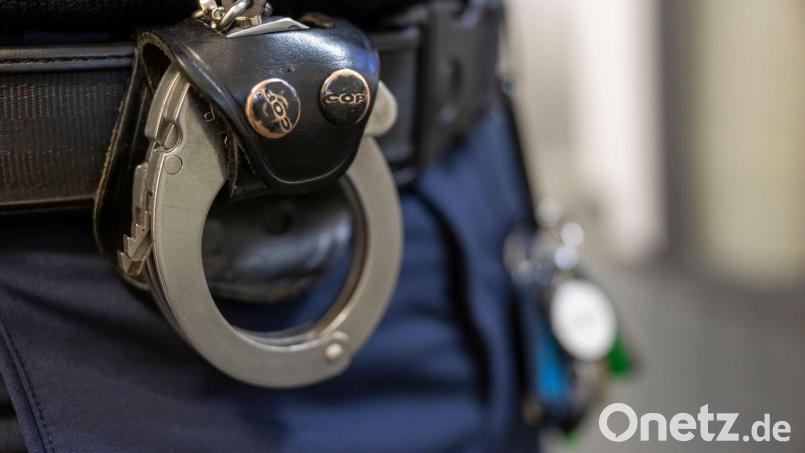 Der Verdächtige sitzt nun in Untersuchungshaft. (Symbolbild) Bild: Peter Kneffel/dpa