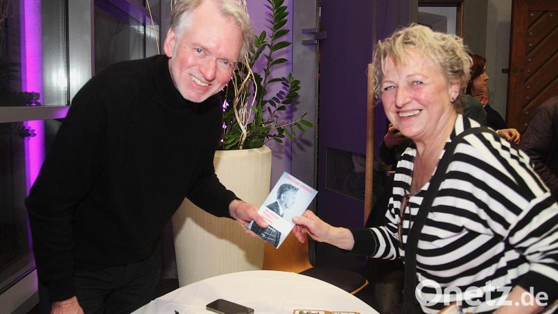 Autor Christian Springer (links) bietet in der Schwandorfer Spitalkirche seine Bücher an. Auch Jutta Brunsteiner (rechts), die momentan als Austauschkünstlerin im Oberpfälzer Künstlerhaus arbeitet, lässt sich ein Buch signieren. Bild: Hirsch