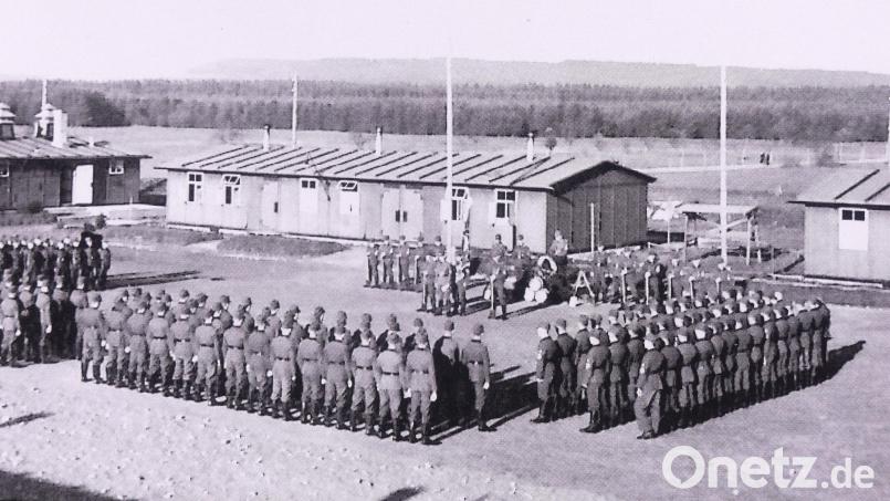 Zu bestimmten Anlässen traten die Arbeitsmänner zum Fahnenappell an. Bild: Heimatverein Eschenbach