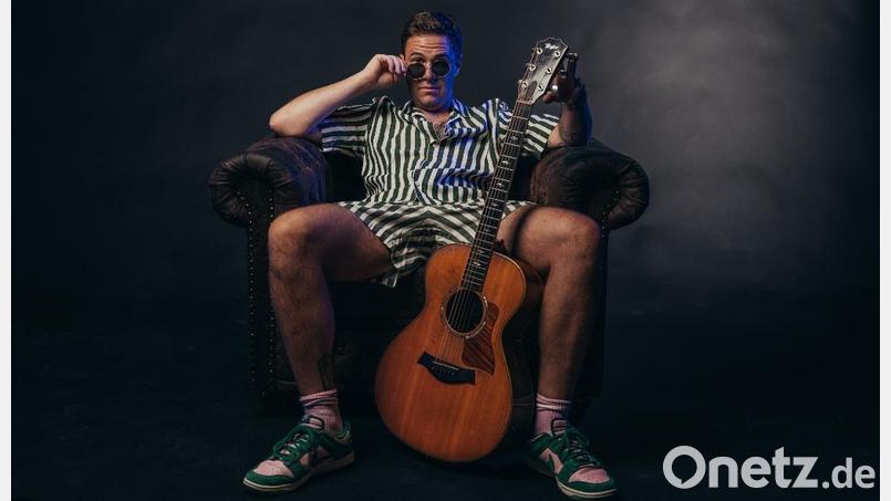 Benedikt Hafner, alias der Oimara, kommt am 10. April erneut nach Kemnath. Allerdings nicht wieder ins Foyer und auch nicht alleine, sondern in die größere Mehrzweckhalle sowie mit Band. Bild: Thomas Willibald