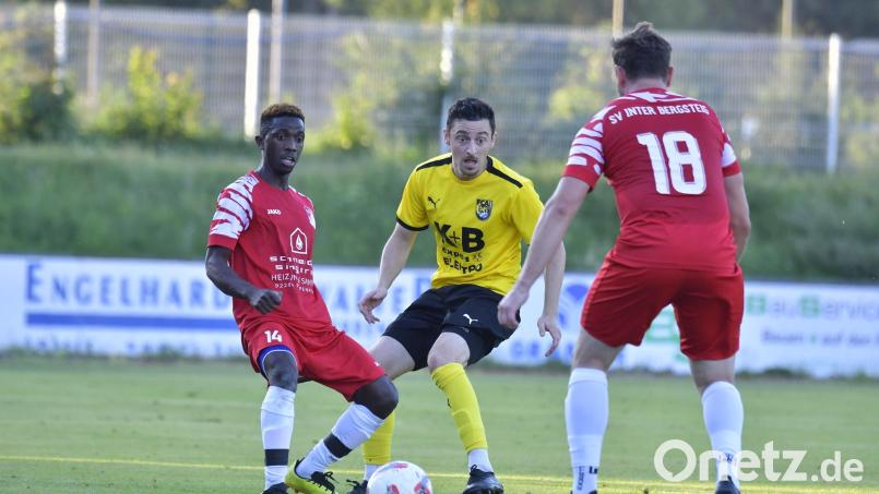 Daouda Barry (links) wechselt im Sommer zum 1. FC Schlicht. Archivbild: Hubert Ziegler