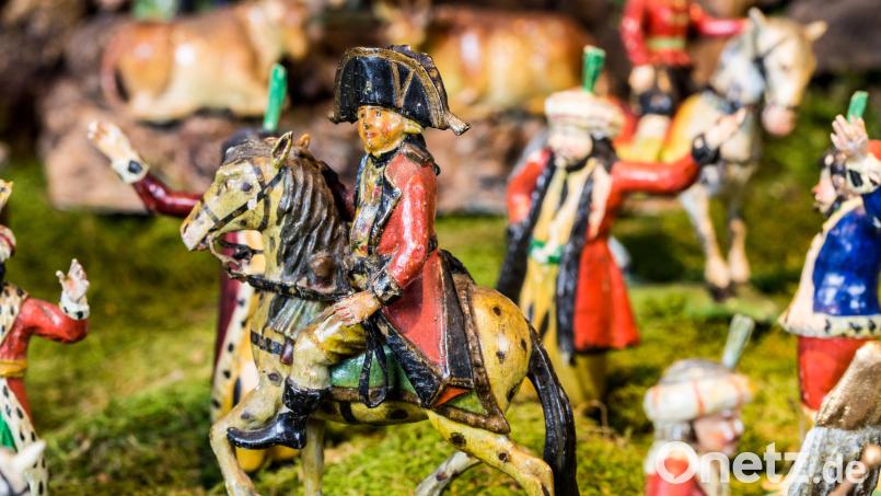 In der Wenning-Mehler-Krippe steht vor der Burg einer, der es mit der Kirche so gar nicht gut gemeint hat: Der französische Kaiser Napoleon reitet auf seinem Pferd. Bild: Thomas Sporrer
