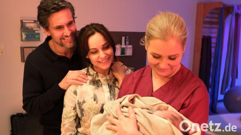 In der Folge "Muttergefühle" betreut Hebamme Lena Lorenz (Judith Hoersch, rechts) das Paar Jan (Tom Beck) und Katina Wolff (Mina Tander). Bild: Jacqueline Krause-Burberg/ZDF/dpa