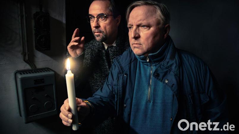 Wird die erste „Tatort“-Wiederholung der diesjährigen Sommerpause im Ersten - am 10. Mai: Der Münster-Krimi „Man stirbt nur zweimal“ mit Hauptkommissar Thiel (Axel Prahl, rechts) und Dr. Karl-Friedrich Boerne (Jan Josef Liefers). (Archivbild) Bild: Taimas Ahangari/WDR Kommunikation/dpa